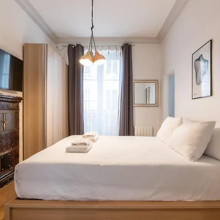 Апартаменты Parisian Elegance - Refined 1bd In Le Marais Париж