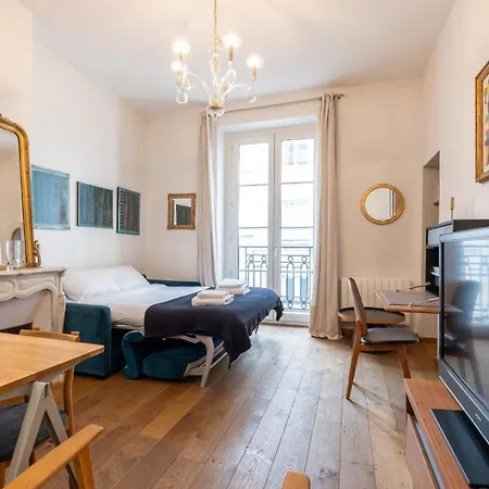 Апартаменты Parisian Elegance - Refined 1bd In Le Marais Париж