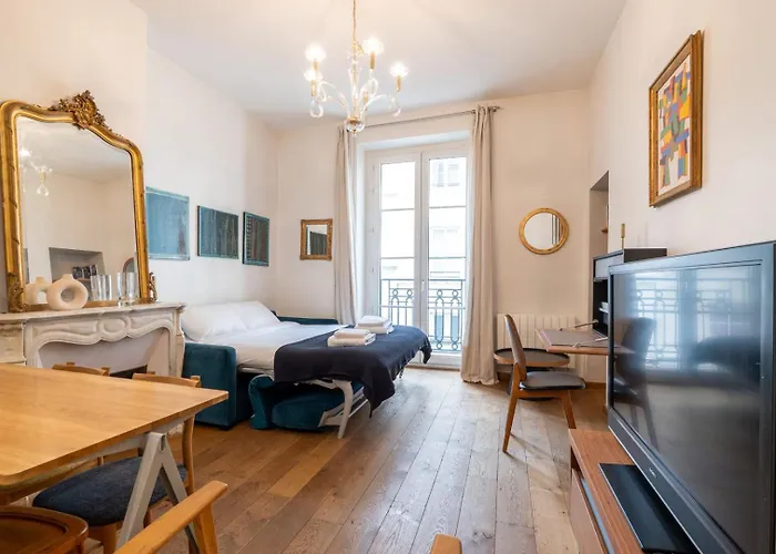 Apartment Parisian Elegance - Refined 1bd In Le Marais Paris
